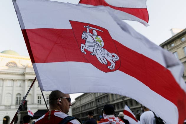 Belarusians Mark Election Anniversary in Warsaw - 09 Aug 2026 A man holds a Belarusian white-red-white flag during an evening rally marking the sixth anniversary of the August 2020 presidential election in Belarus. An evening gathering marking the sixth anniversary of the August 2020 presidential election in Belarus was held near the Nicolaus Copernicus Monument in central Warsaw, bringing together leaders of Belarusian democratic forces, public figures and activists, as well as several hundred participants. Warsaw Poland Copyright: xVolhaxShukailax xSOPAxImagesx VSHUKAILA_5179