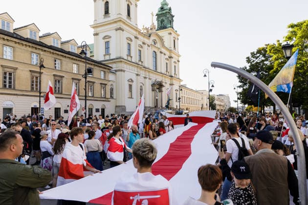 Belarusians Mark Election Anniversary in Warsaw - 09 Aug 2026 Participants hold a large Belarusian white-red-white national flag during an evening rally marking the sixth anniversary of the August 2020 presidential election in Belarus. An evening gathering marking the sixth anniversary of the August 2020 presidential election in Belarus was held near the Nicolaus Copernicus Monument in central Warsaw, bringing together leaders of Belarusian democratic forces, public figures and activists, as well as several hundred participants. Warsaw Poland Copyright: xVolhaxShukailax xSOPAxImagesx VSHUKAILA_4672