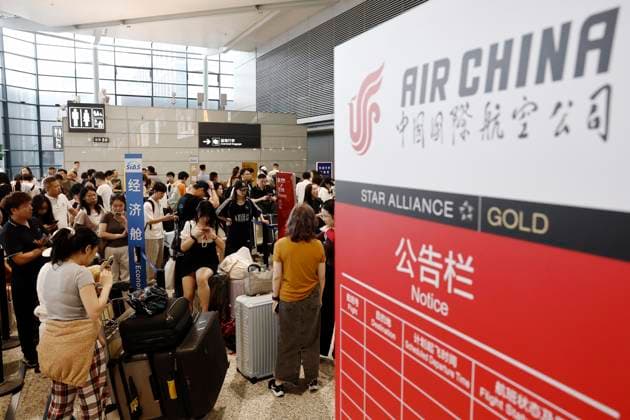 SHANGHAI, CHINA - AUGUST 09: Passengers wait to retrieve checked luggage at Terminal 2 of Shanghai Hongqiao International Airport on August 9, 2026 in Shanghai, China. Nearly 60 percent of flights were adjusted or canceled at Shanghai Pudong and Hongqiao international airports due to Typhoon Dolphin, the 13th typhoon of the year, with a total of 1,384 flights canceled across both hubs.  Copyright: xChinaxNewsxServicex 111658970348