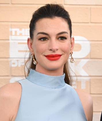 ˜The End of Oak Street™ World Premiere Anne Hathaway arriving to The End of Oak Street world premiere held at the Steven J. Ross Theater on August 8, 2026 in Burbank, CA. Burbank Steven J. Ross Theater California USA Copyright: xLISAxOConnorx xAFF-USA.comx