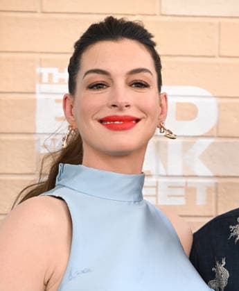 ˜The End of Oak Street™ World Premiere Anne Hathaway arriving to The End of Oak Street world premiere held at the Steven J. Ross Theater on August 8, 2026 in Burbank, CA. Burbank Steven J. Ross Theater California USA Copyright: xLISAxOConnorx xAFF-USA.comx