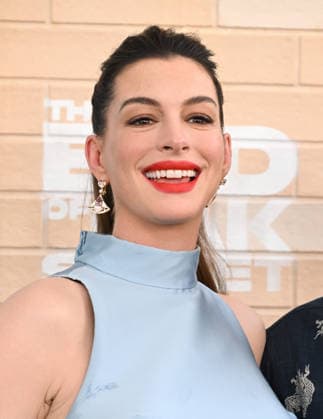 ˜The End of Oak Street™ World Premiere Anne Hathaway arriving to The End of Oak Street world premiere held at the Steven J. Ross Theater on August 8, 2026 in Burbank, CA. Burbank Steven J. Ross Theater California USA Copyright: xLISAxOConnorx xAFF-USA.comx