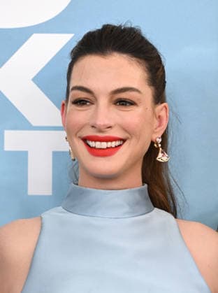 ˜The End of Oak Street™ World Premiere Anne Hathaway arriving to The End of Oak Street world premiere held at the Steven J. Ross Theater on August 8, 2026 in Burbank, CA. Burbank Steven J. Ross Theater California USA Copyright: xLISAxOConnorx xAFF-USA.comx