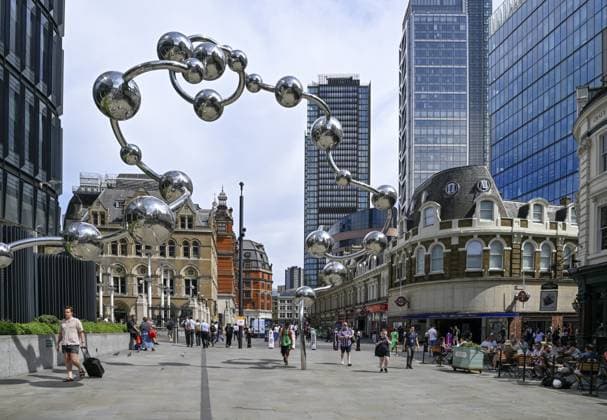 Skulptur Infinite Accumulation der japanischen Künstlerin Yayoi Kusama, spiegelnde Kugeln, an der Liverpool Street Station, Broadgate-Viertel, City of London, London, England, Großbritannien, Großbritannien Infinite Accumulation sculpture by Japanese artist Yayoi Kusama, reflecting spheres, at Liverpool Street Station, Broadgate District, City of London, England, Great Britain, Great Britain Copyright: imageBROKER FabianxvonxPoser iblfvp18716713.jpg