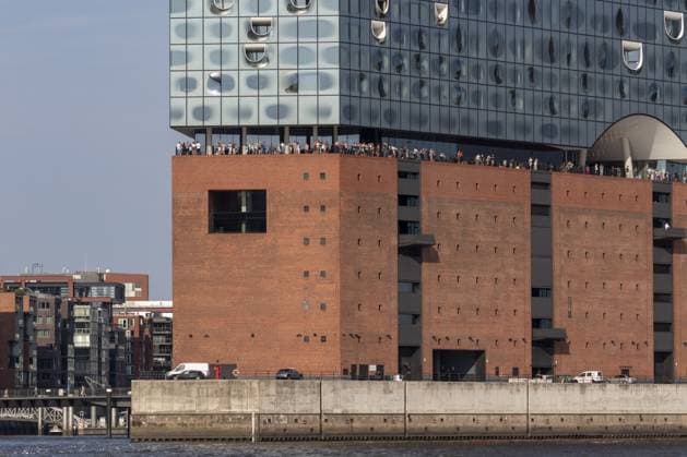 Touristenattraktion, Detailansicht, Touristen auf der Aussichtsplattform Plaza, Elbphilharmonie in der Hafencity im Hafen von Hamburg, Deutschland Tourist attraction, detailed view, tourists on the Plaza observation deck, Elbe Philharmonic Hall in Hafencity in the port of Hamburg, Germany Copyright: imageBROKER ChristopherxTamcke iblcrt18711525
