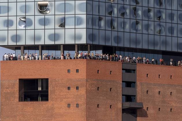 Touristenattraktion, Detailansicht, Touristen auf der Aussichtsplattform Plaza, Elbphilharmonie in der Hafencity im Hafen von Hamburg, Deutschland Tourist attraction, detailed view, tourists on the Plaza observation deck, Elbe Philharmonic Hall in Hafencity in the port of Hamburg, Germany Copyright: imageBROKER ChristopherxTamcke iblcrt18711530.jpg