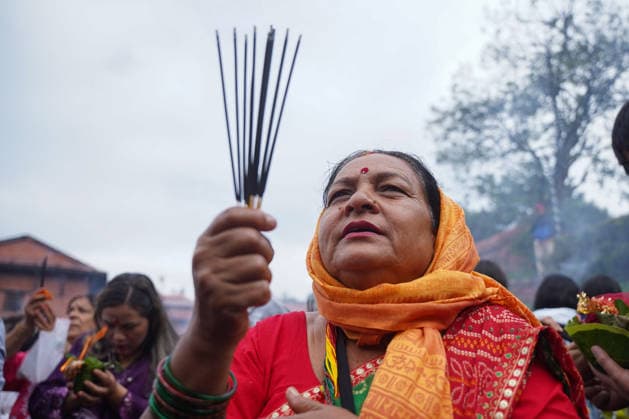 August 10, 2026, Kathmandu, Bagmati, Nepal: Today marks the last Monday of the month of Shrawan, and Pashupatinath is thronged with devotees..Women who have been observing fasts and worshipping Lord Shiva every Monday throughout the month of Shrawan are formally concluding their fasts today..A woman, dressed in colorful attire, is offering prayers at Kathmandu s Pashupatinath Temple during the worship of the Hindu deity Lord Shiva and the observance of the Shrawan fast. Kathmandu Nepal - ZUMAa308 20260810_znp_a308_009 Copyright: xChandraxBahadurxAlex