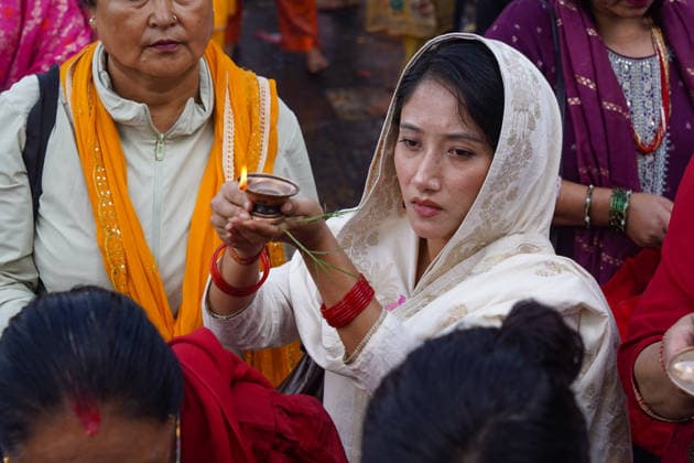 August 10, 2026, Kathmandu, Bagmati, Nepal: Today marks the last Monday of the month of Shrawan, and Pashupatinath is thronged with devotees..Women who have been observing fasts and worshipping Lord Shiva every Monday throughout the month of Shrawan are formally concluding their fasts today..A woman, dressed in colorful attire, is offering prayers at Kathmandu s Pashupatinath Temple during the worship of the Hindu deity Lord Shiva and the observance of the Shrawan fast. Kathmandu Nepal - ZUMAa308 20260810_znp_a308_011 Copyright: xChandraxBahadurxAlex