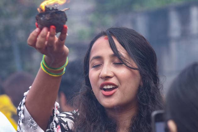 August 10, 2026, Kathmandu, Bagmati, Nepal: Today marks the last Monday of the month of Shrawan, and Pashupatinath is thronged with devotees..Women who have been observing fasts and worshipping Lord Shiva every Monday throughout the month of Shrawan are formally concluding their fasts today..A woman, dressed in colorful attire, is offering prayers at Kathmandu s Pashupatinath Temple during the worship of the Hindu deity Lord Shiva and the observance of the Shrawan fast. Kathmandu Nepal - ZUMAa308 20260810_znp_a308_018 Copyright: xChandraxBahadurxAlex