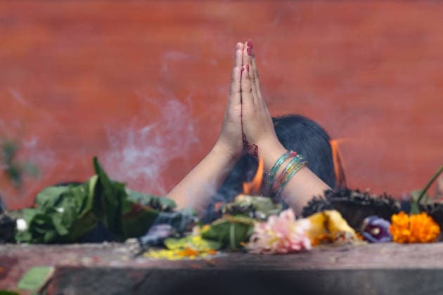 August 10, 2026, Kathmandu, Bagmati, Nepal: Today marks the last Monday of the month of Shrawan, and Pashupatinath is thronged with devotees..Women who have been observing fasts and worshipping Lord Shiva every Monday throughout the month of Shrawan are formally concluding their fasts today..A woman, dressed in colorful attire, is offering prayers at Kathmandu s Pashupatinath Temple during the worship of the Hindu deity Lord Shiva and the observance of the Shrawan fast. Kathmandu Nepal - ZUMAa308 20260810_znp_a308_023 Copyright: xChandraxBahadurxAlex