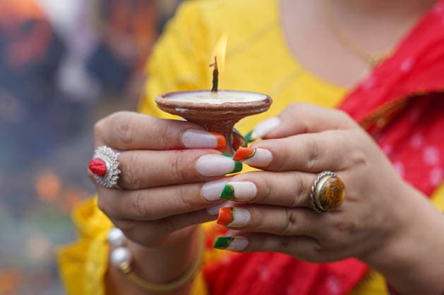 August 10, 2026, Kathmandu, Bagmati, Nepal: Today marks the last Monday of the month of Shrawan, and Pashupatinath is thronged with devotees..Women who have been observing fasts and worshipping Lord Shiva every Monday throughout the month of Shrawan are formally concluding their fasts today..A woman, dressed in colorful attire, is offering prayers at Kathmandu s Pashupatinath Temple during the worship of the Hindu deity Lord Shiva and the observance of the Shrawan fast. Kathmandu Nepal - ZUMAa308 20260810_znp_a308_024 Copyright: xChandraxBahadurxAlex