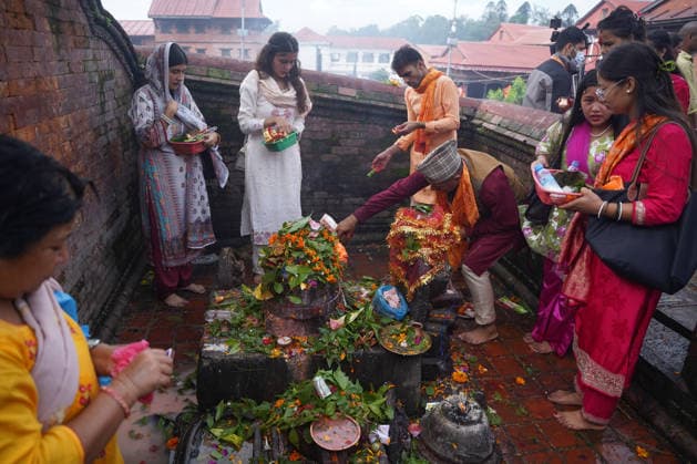 August 10, 2026, Kathmandu, Bagmati, Nepal: Today is the last Monday of the month of Shrawan, and Pashupatinath is thronged with devotees..Women who have been observing fasts and worshipping Lord Shiva every Monday throughout the month of Shrawan are formally concluding their fast today. Kathmandu Nepal  - ZUMAa308 20260810_znp_a308_010 Copyright: xChandraxBahadurxAlex