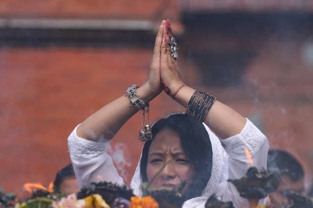 August 10, 2026, Kathmandu, Bagmati, Nepal: Today marks the last Monday of the month of Shrawan, and Pashupatinath is thronged with devotees..Women who have been observing fasts and worshipping Lord Shiva every Monday throughout the month of Shrawan are formally concluding their fasts today..A woman, dressed in colorful attire, is offering prayers at Kathmandu s Pashupatinath Temple during the worship of the Hindu deity Lord Shiva and the observance of the Shrawan fast. Kathmandu Nepal  - ZUMAa308 20260810_znp_a308_020 Copyright: xChandraxBahadurxAlex