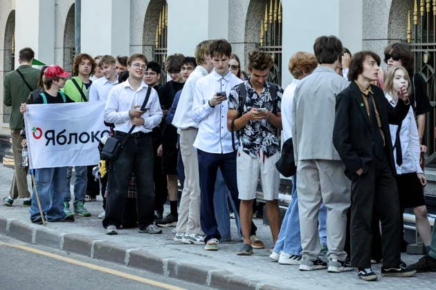 RUSSIA, MOSCOW - AUGUST 10, 2026: People gather outside the Russian Supreme Court ahead of a hearing on the Rodina Party’s bid to disqualify Yabloko from the 2026 State Duma election. Yevgeny Messman TASS  95985190