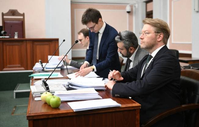 Russia Parliamentary Election Yabloko Party Court 9219839 10.08.2026 Chairman of the Yabloko political party Nikolai Rybakov, foreground, attends a hearing on a lawsuit filed by the Rodina (Motherland) party seeking to bar the Yabloko party from the State Duma election, at the Russian Supreme Court in Moscow, Russia. Rodina leader Alexei Zhuravlev denounced Yabloko as a Western-backed movement bent on discrediting the elections and Russia itself. Vladimir Astapkovich Sputnik Moscow Russia  Copyright: xVladimirxAstapkovichx