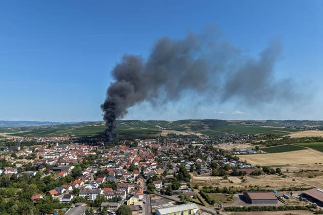 Building Fire: Smoke Cloud Visible for Kilometers; Fire Alarm Triggered On Monday morning, August 10, 2026, a building fire broke out in Sprendlingen, Rheinhessen, at around 11:15