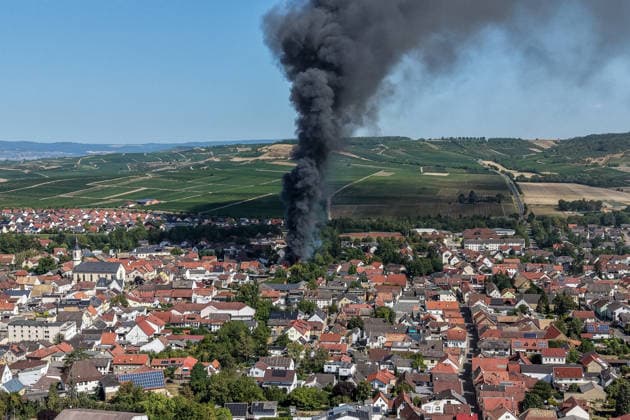 Building Fire: Smoke Cloud Visible for Kilometers; Fire Alarm Triggered On Monday morning, August 10, 2026, a building fire broke out in Sprendlingen, Rheinhessen, at around 11:15