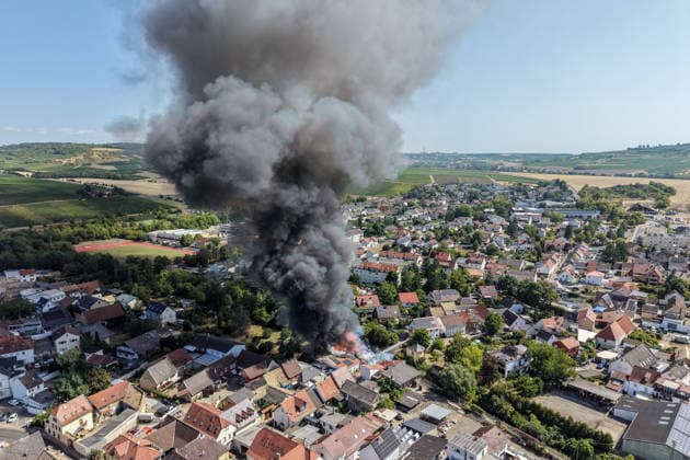 Building Fire: Smoke Cloud Visible for Kilometers; Fire Alarm Triggered On Monday morning, August 10, 2026, a building fire broke out in Sprendlingen, Rheinhessen, at around 11:15