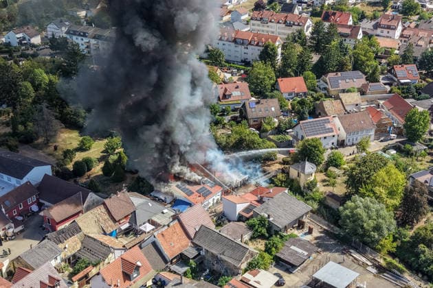 Building Fire: Smoke Cloud Visible for Kilometers; Fire Alarm Triggered On Monday morning, August 10, 2026, a building fire broke out in Sprendlingen, Rheinhessen, at around 11:15