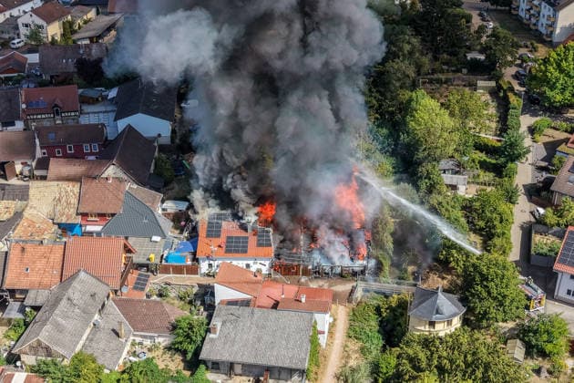 Building Fire: Smoke Cloud Visible for Kilometers; Fire Alarm Triggered On Monday morning, August 10, 2026, a building fire broke out in Sprendlingen, Rheinhessen, at around 11:15