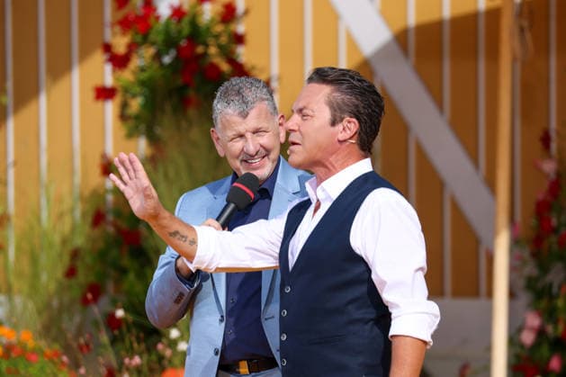 Rust, Germany, August 9, 2026 Every Sunday at Europa-Park Rust, August 9, 2026 Pictured, from left: Semino Rossi on stage with Stefan Mross, Europa-Park Rust, Baden-Württemberg Copyright: xFotostandx xHettichx