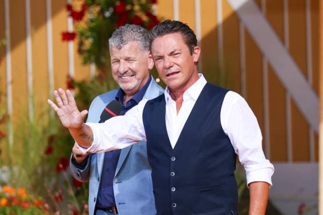 Rust, Germany, August 9, 2026 Every Sunday at Europa-Park Rust, August 9, 2026 Pictured, from left: Semino Rossi on stage with Stefan Mross, Europa-Park Rust, Baden-Württemberg Copyright: xFotostandx xHettichx