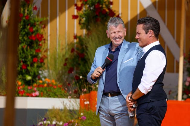 Rust, Germany, August 9, 2026 Every Sunday at Europa-Park Rust, August 9, 2026 Pictured, from left: Semino Rossi on stage with Stefan Mross, Europa-Park Rust, Baden-Württemberg Copyright: xFotostandx xHettichx