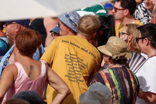 Rust, Germany, August 9, 2026. Every Sunday at Europa-Park Rust, August 9, 2026. Pictured: A fan wearing a T-shirt with the print The Last Time 2026. Europa-Park Rust, Baden-Württemberg Copyright: xFotostandx xHettichx
