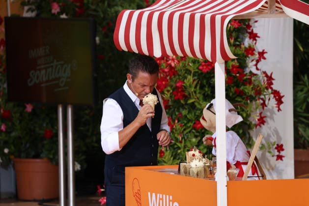 Rust, Germany, August 9, 2026 Every Sunday at Europa-Park Rust, August 9, 2026 Pictured: Stefan Mross holding an ice cream cone at Europa-Park Rust, Baden-Württemberg Copyright: xFotostandx xHettichx