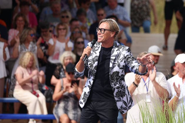 Rust, Germany, August 9, 2026 Immer wieder Sonntags at Europa-Park Rust, August 9, 2026. Pictured: Hansy Vogt on stage at Europa-Park Rust, Baden-Württemberg Copyright: xFotostandx xHettichx