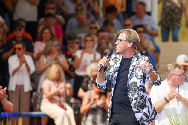 Rust, Germany, August 9, 2026 Immer wieder Sonntags at Europa-Park Rust, August 9, 2026. Pictured: Hansy Vogt on stage at Europa-Park Rust, Baden-Württemberg Copyright: xFotostandx xHettichx