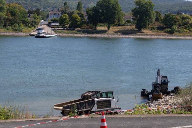 Historic Low: Bad Honnef-Rolandseck Rhine Ferry Suspended August 10, 2026 Historic Low Water Levels on the Rhine: The water level at Oberwinter drops to a record low of 1 cm, the water level at Bonn stands at 74 cm. As a result, the Bad Honnef–Rolandseck Rhine ferry is currently out of service; a dredger is attempting Copyright: xMarcxJohnx