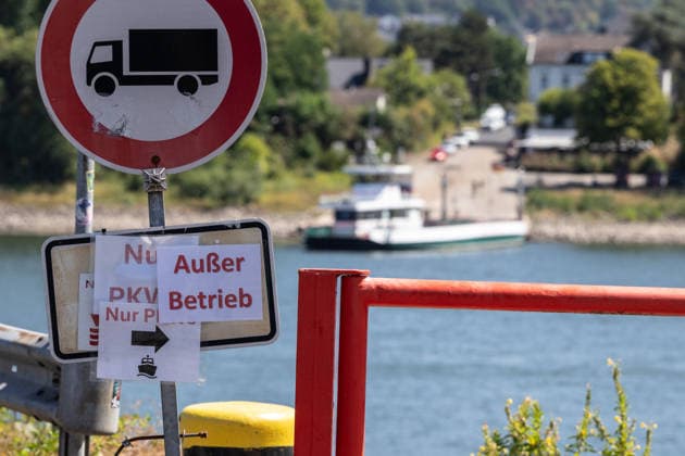 Historic Low: Bad Honnef-Rolandseck Rhine Ferry Suspended August 10, 2026 Historic Low Water Levels on the Rhine: The water level at Oberwinter drops to a record low of 1 cm, the water level at Bonn stands at 74 cm. As a result, the Bad Honnef–Rolandseck Rhine ferry is currently out of service; a dredger is attempting Copyright: xMarcxJohnx