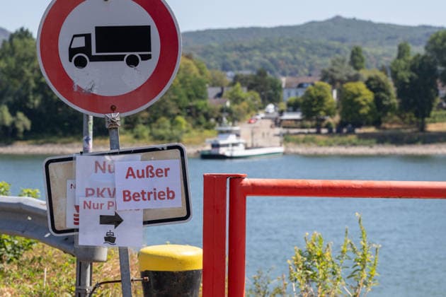 Historic Low: Bad Honnef-Rolandseck Rhine Ferry Suspended August 10, 2026 Historic Low Water Levels on the Rhine: The water level at Oberwinter drops to a record low of 1 cm, the water level at Bonn stands at 74 cm. As a result, the Bad Honnef–Rolandseck Rhine ferry is currently out of service; a dredger is attempting Copyright: xMarcxJohnx