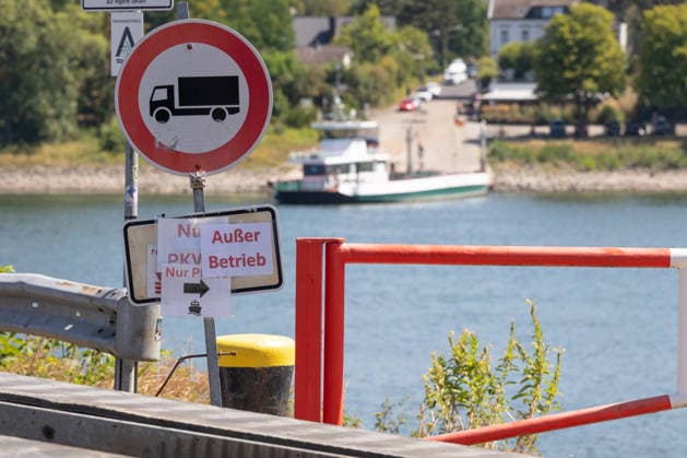 Historic Low: Bad Honnef-Rolandseck Rhine Ferry Suspended August 10, 2026 Historic Low Water Levels on the Rhine: The water level at Oberwinter drops to a record low of 1 cm, the water level at Bonn stands at 74 cm. As a result, the Bad Honnef–Rolandseck Rhine ferry is currently out of service; a dredger is attempting Copyright: xMarcxJohnx