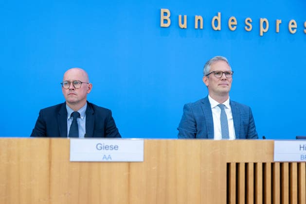 German Government Press Conference, Berlin, August 10, 2026: Martin Giese, Spokesperson for the Federal Foreign Office (AA), alongside Sebastian Hille, Deputy Spokesperson for the Federal Government (BPA), addressing the press in the Federal Press Conference Hall