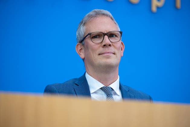 German Government Press Conference, Berlin, August 10, 2026: Sebastian Hille, Deputy Spokesperson for the Federal Government, addresses the press in the Federal Press Conference Hall