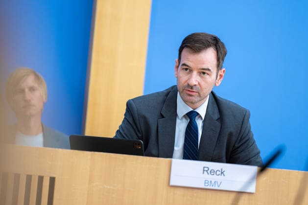 German Government Press Conference, Berlin, August 10, 2026: Alexander Reck, spokesperson for the Federal Ministry of Transportation (BMV), answers questions from the press at the Federal Press Conference.