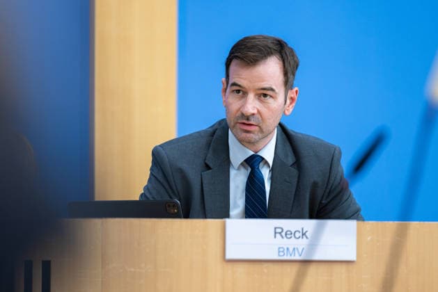 German Government Press Conference, Berlin, August 10, 2026: Alexander Reck, spokesperson for the Federal Ministry of Transportation (BMV), answers questions from the press at the Federal Press Conference.