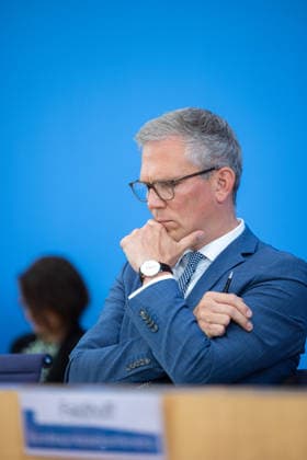 German Government Press Conference, Berlin, August 10, 2026: Sebastian Hille, Deputy Spokesperson for the Federal Government, addresses the press in the Federal Press Conference Hall