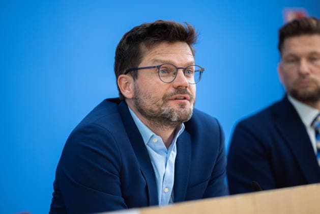 German Government Press Conference, Berlin, August 10, 2026: Marius Mühlhausen, Deputy Press Spokesperson for the Federal Ministry of Labor and Social Affairs (BMAS), answers questions from the press at the Federal Press Conference.
