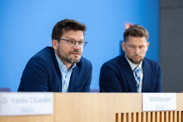 German Government Press Conference, Berlin, August 10, 2026: Marius Mühlhausen, Deputy Press Spokesperson for the Federal Ministry of Labor and Social Affairs (BMAS), answers questions from the press at the Federal Press Conference.
