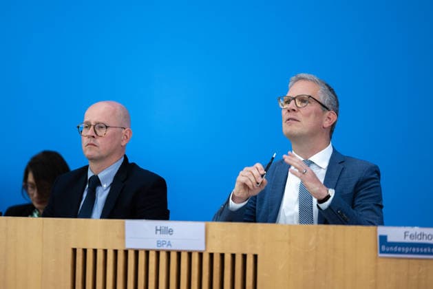 German Government Press Conference, Berlin, August 10, 2026: Martin Giese, Spokesperson for the Federal Foreign Office (AA), alongside Sebastian Hille, Deputy Spokesperson for the Federal Government (BPA), addressing the press in the Federal Press Conference Hall