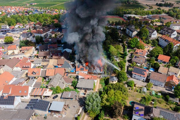 Gebäudebrand Rauchwolke kilometerweit zu sehen Katwarn ausgelöst Am Montagmorgen, 10.08.2026, kam es gegen 11:15 Uhr in Sprendlingen (Rheinhessen) zu einem Gebäudebrand. Die Feuerwehr war mit zahlreichen Kräften vor Ort und hatte den Brand nach etwa einer Stunde unter Kontrolle. Informationen zu Personenschäden liegen aktuell bisher nicht vor. Wegen der weithin sichtbaren Rauchentwicklung wurde KATWARN ausgelöst, die Bevölkerung wurde aufgefordert, Türen und Fenster geschlossen zu halten. Das betroffene Anwesen liegt im alten Stadtkern und kann nur über eine schmale Straße erreicht werden. Die Feuerwehr setzte einen Wasserwerfer und eine Drehleiter ein, um den meterhohen Flammen Herr zu werden. Ein Polizeihubschrauber übe