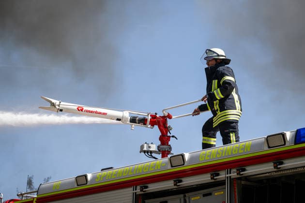 Gebäudebrand Rauchwolke kilometerweit zu sehen Katwarn ausgelöst Am Montagmorgen, 10.08.2026, kam es gegen 11:15 Uhr in Sprendlingen (Rheinhessen) zu einem Gebäudebrand. Die Feuerwehr war mit zahlreichen Kräften vor Ort und hatte den Brand nach etwa einer Stunde unter Kontrolle. Informationen zu Personenschäden liegen aktuell bisher nicht vor. Wegen der weithin sichtbaren Rauchentwicklung wurde KATWARN ausgelöst, die Bevölkerung wurde aufgefordert, Türen und Fenster geschlossen zu halten. Das betroffene Anwesen liegt im alten Stadtkern und kann nur über eine schmale Straße erreicht werden. Die Feuerwehr setzte einen Wasserwerfer und eine Drehleiter ein, um den meterhohen Flammen Herr zu werden. Ein Polizeihubschrauber übe
