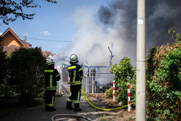 Gebäudebrand Rauchwolke kilometerweit zu sehen Katwarn ausgelöst Am Montagmorgen, 10.08.2026, kam es gegen 11:15 Uhr in Sprendlingen (Rheinhessen) zu einem Gebäudebrand. Die Feuerwehr war mit zahlreichen Kräften vor Ort und hatte den Brand nach etwa einer Stunde unter Kontrolle. Informationen zu Personenschäden liegen aktuell bisher nicht vor. Wegen der weithin sichtbaren Rauchentwicklung wurde KATWARN ausgelöst, die Bevölkerung wurde aufgefordert, Türen und Fenster geschlossen zu halten. Das betroffene Anwesen liegt im alten Stadtkern und kann nur über eine schmale Straße erreicht werden. Die Feuerwehr setzte einen Wasserwerfer und eine Drehleiter ein, um den meterhohen Flammen Herr zu werden. Ein Polizeihubschrauber übe