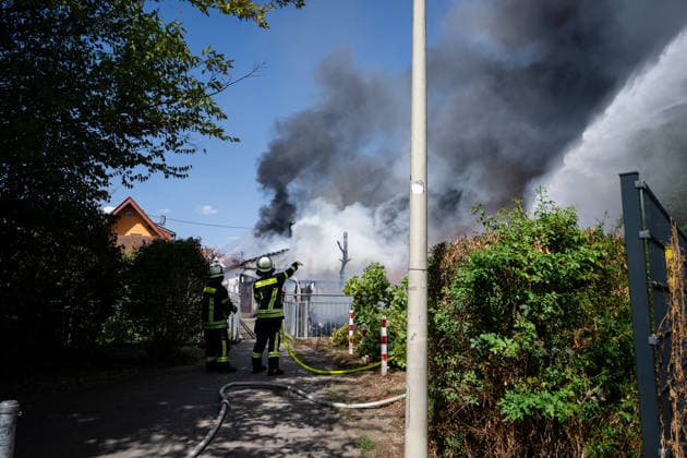 Gebäudebrand Rauchwolke kilometerweit zu sehen Katwarn ausgelöst Am Montagmorgen, 10.08.2026, kam es gegen 11:15 Uhr in Sprendlingen (Rheinhessen) zu einem Gebäudebrand. Die Feuerwehr war mit zahlreichen Kräften vor Ort und hatte den Brand nach etwa einer Stunde unter Kontrolle. Informationen zu Personenschäden liegen aktuell bisher nicht vor. Wegen der weithin sichtbaren Rauchentwicklung wurde KATWARN ausgelöst, die Bevölkerung wurde aufgefordert, Türen und Fenster geschlossen zu halten. Das betroffene Anwesen liegt im alten Stadtkern und kann nur über eine schmale Straße erreicht werden. Die Feuerwehr setzte einen Wasserwerfer und eine Drehleiter ein, um den meterhohen Flammen Herr zu werden. Ein Polizeihubschrauber übe
