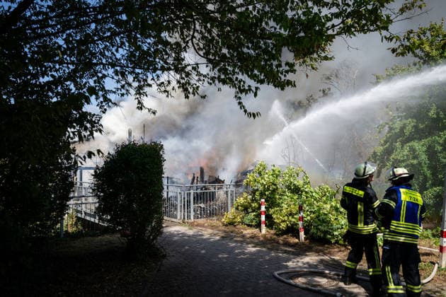 Gebäudebrand Rauchwolke kilometerweit zu sehen Katwarn ausgelöst Am Montagmorgen, 10.08.2026, kam es gegen 11:15 Uhr in Sprendlingen (Rheinhessen) zu einem Gebäudebrand. Die Feuerwehr war mit zahlreichen Kräften vor Ort und hatte den Brand nach etwa einer Stunde unter Kontrolle. Informationen zu Personenschäden liegen aktuell bisher nicht vor. Wegen der weithin sichtbaren Rauchentwicklung wurde KATWARN ausgelöst, die Bevölkerung wurde aufgefordert, Türen und Fenster geschlossen zu halten. Das betroffene Anwesen liegt im alten Stadtkern und kann nur über eine schmale Straße erreicht werden. Die Feuerwehr setzte einen Wasserwerfer und eine Drehleiter ein, um den meterhohen Flammen Herr zu werden. Ein Polizeihubschrauber übe