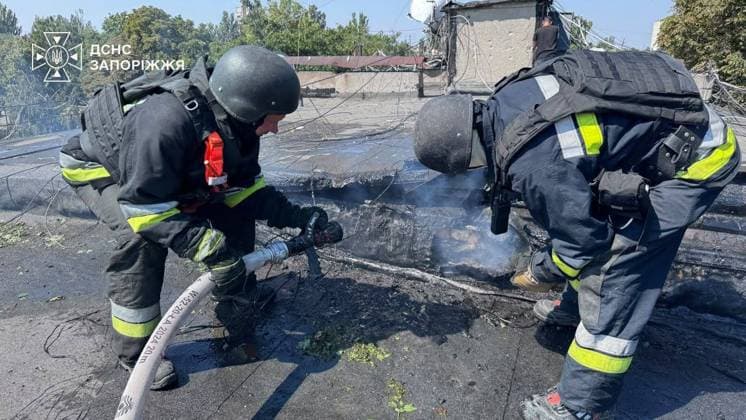 Four injured, including child, in Russian airstrikes on Zaporizhzhia ZAPORIZHZHIA, UKRAINE - AUGUST 10: (----EDITORIAL USE ONLY - MANDATORY CREDIT - STATE EMERGENCY SERVICE OF UKRAINE HANDOUT - NO MARKETING NO ADVERTISING CAMPAIGNS - DISTRIBUTED AS A SERVICE TO CLIENTS----) Emergency crews work at the scene following Russian airstrikes in Zaporizhzhia, Ukraine, on August 10, 2026. Four people, including a child, were injured in the strikes, which sparked fires on the roof of a five-story residential building and in four passenger cars. Several multi-story residential buildings, non-residential structures and more than 10 vehicles were damaged by the blast wave and shrapnel. Rescuers extinguished all fires. State Emergency Service of Ukr  Copyright: x2026xAnadoluxStatexEmergencyxServicexofxUkrainex xHandoutx