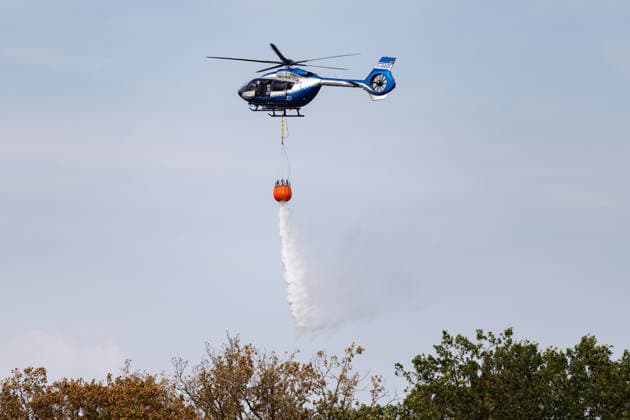 Firefighters Battle Wildfire at the Edge of the Forest Near Buschhoven A wildfire is spreading near Buschhoven in the municipality of Swisttal. What began as a field fire has spread to the adjacent forest due to strong winds; more than Copyright: xMarcxJohnx